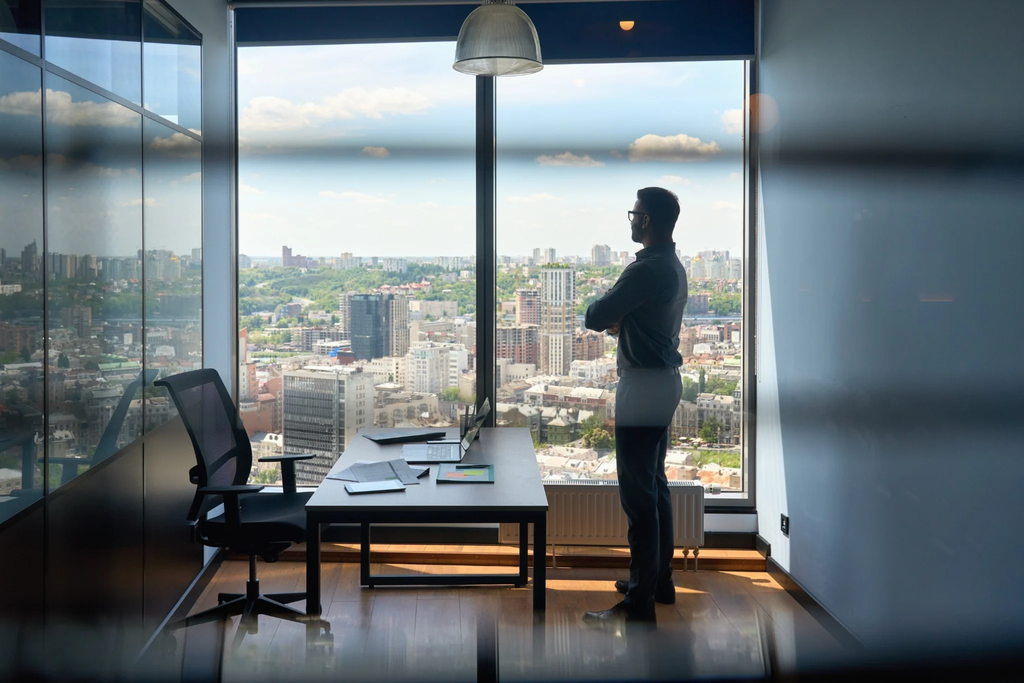Personne prenant du recul face à la ville depuis un bureau